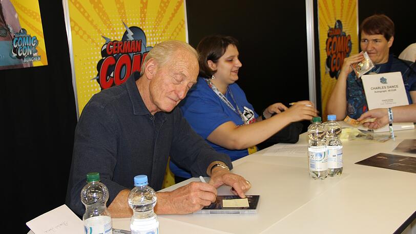 "Game of Thrones"-Star Charles Dance bei seiner Autogramm-Stunde.