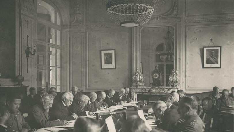 Die Verhandlungen für den Vertrag von Versailles. Die Verhandlungen für den Vertrag von Versailles.