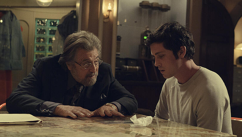 Al Pacino (l.) und "Percy Jackson"-Star Logan Lerman in "Hunters". Al Pacino (l.) und "Percy Jackson"-Star Logan Lerman in "Hunters".