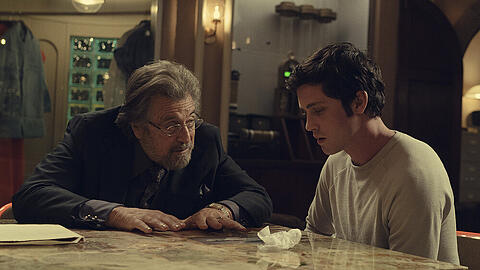 Al Pacino (l.) und "Percy Jackson"-Star Logan Lerman in "Hunters".