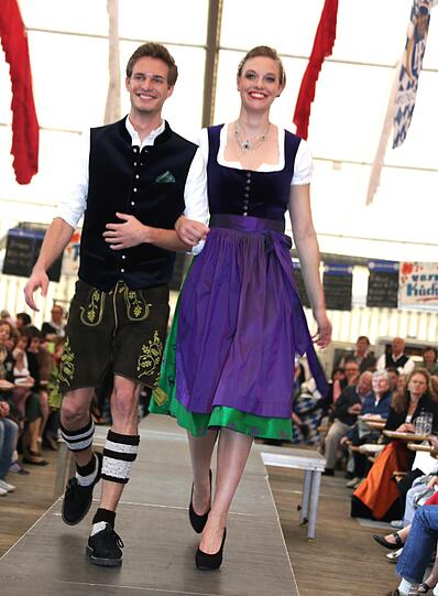 Trachtenmodenschau auf dem 27. Haderner Dorffest. Die Bilder.