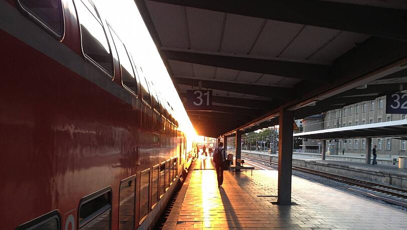 Immer wieder ein Quell der Freude: Reisen mit der Bahn. Immer wieder ein Quell der Freude: Reisen mit der Bahn.