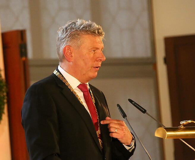Offizielle Begegnung: Münchens Oberbürgermeister Dieter Reiter spricht mit den Bürgern.