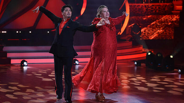 Bei "Let's Dance" wirbelt Ilka Bessin (r.) mit Erich Klann übers Show-Parkett