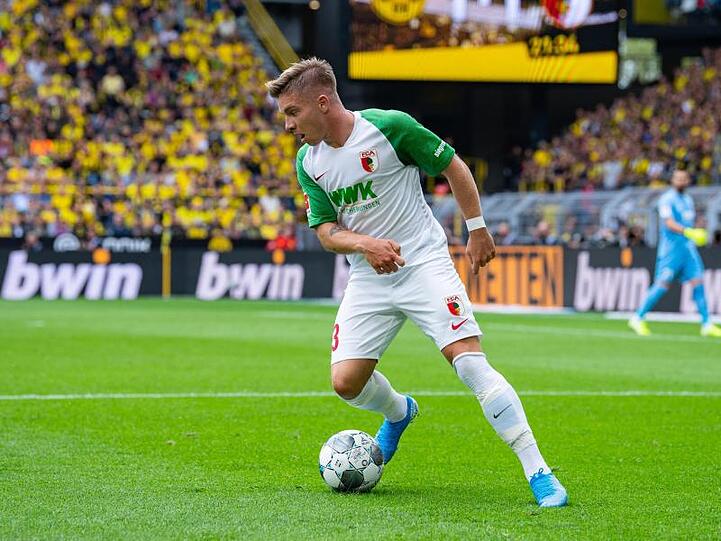 Augsburgs Mads Pedersen am Ball. Foto: Guido Kirchner/dpa/Archivbild