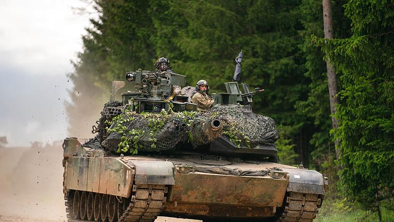 Abrams-Panzer der US Army sollen nur in die Ukraine geliefert werden, damit Deutschland Leopard-Panzer schickt.