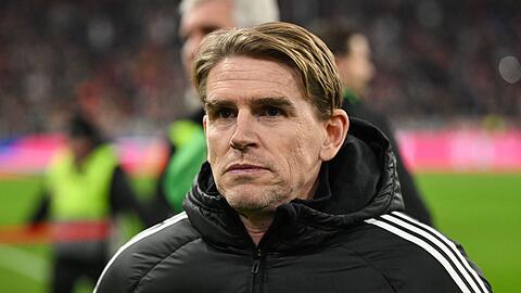 Münchens Sportdirektor Christoph Freund kommt vor dem Spiel ins Stadion.