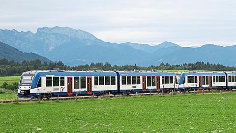 Die Bahnstrecke von München nach Holzkirchen ist gesperrt worden. Die Bahnstrecke von München nach Holzkirchen ist gesperrt worden.