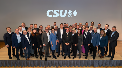 Mit diesem Team geht die Münchner CSU ins Rennen. Vorne in der Mitte stehen der Münchner CSU-Chef Georg Eisenreich und rechts daneben CSU-OB-Kandidat Clemens Baumgärtner.