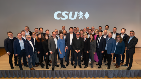 Mit diesem Team geht die Münchner CSU ins Rennen. Vorne in der Mitte stehen der Münchner CSU-Chef Georg Eisenreich und rechts daneben CSU-OB-Kandidat Clemens Baumgärtner.
