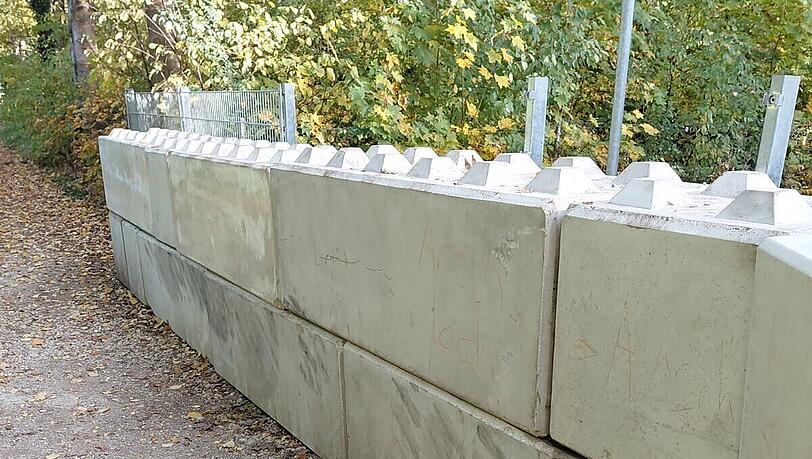 Diese Betonmauer versperrt Bürgern den Zugang zum Hachinger Bach.