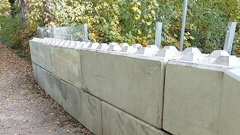 Diese Betonmauer versperrt Bürgern den Zugang zum Hachinger Bach.