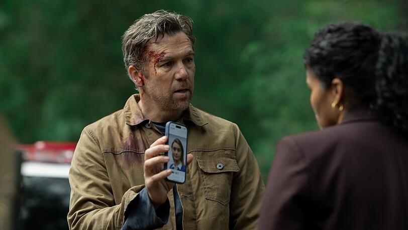 Ex-Polizist Ian Ridley (Patrick Brammall) hat in der australischen Apple-Thrillerserie "Last Seen" auch nach elf Jahren die Hoffnung nicht aufgegeben, seine im Alter von drei Jahren verschwundene Tochter wiederzufinden. Seiner Nachfolgerin (Zahra Newman) als Polizeichefin einer fiktiven Küstenkleinstadt präsentiert er eine neue Spur. Ex-Polizist Ian Ridley (Patrick Brammall) hat in der australischen Apple-Thrillerserie "Last Seen" auch nach elf Jahren die Hoffnung nicht aufgegeben, seine im Alter von drei Jahren verschwundene Tochter wiederzufinden. Seiner Nachfolgerin (Zahra Newman) als Polizeichefin einer fiktiven Küstenkleinstadt präsentiert er eine neue Spur.