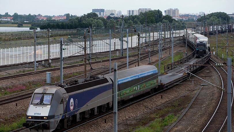 Beim Zusammenstoß eines Kleinbusses mit einem Güterzug am Kanaltunnel in Calais sind 19 Menschen verletzt worden. (Illustration) Beim Zusammenstoß eines Kleinbusses mit einem Güterzug am Kanaltunnel in Calais sind 19 Menschen verletzt worden. (Illustration)
