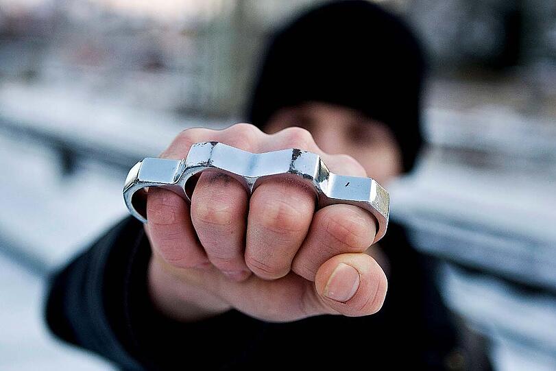 Die Polizei fand bei einem 31-Jährigen einen Schlagring im Gepäck (Symbolbild).