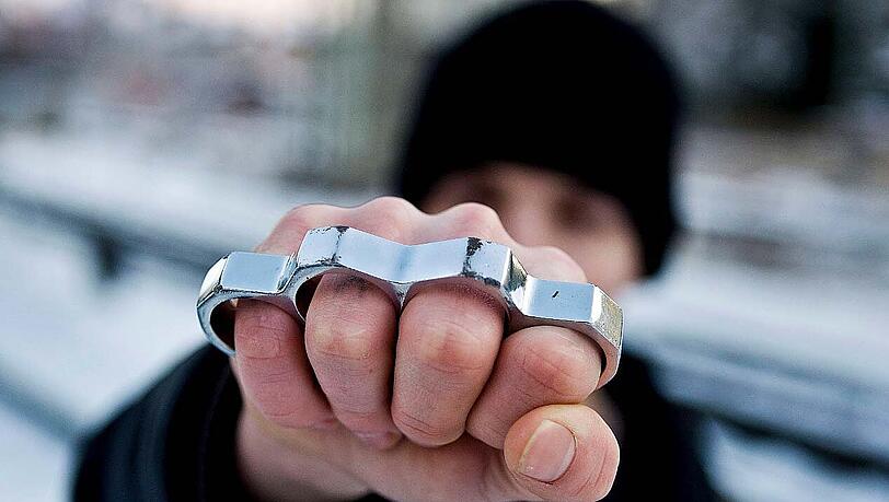 Die Polizei fand bei einem 31-Jährigen einen Schlagring im Gepäck (Symbolbild). Die Polizei fand bei einem 31-Jährigen einen Schlagring im Gepäck (Symbolbild).