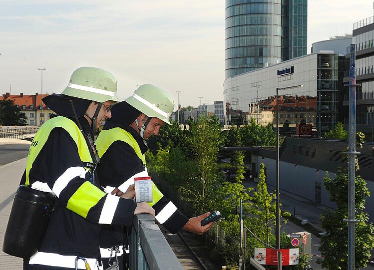 Gas-Messungen der Feuerwehr an der Donnersbergerbrücke.