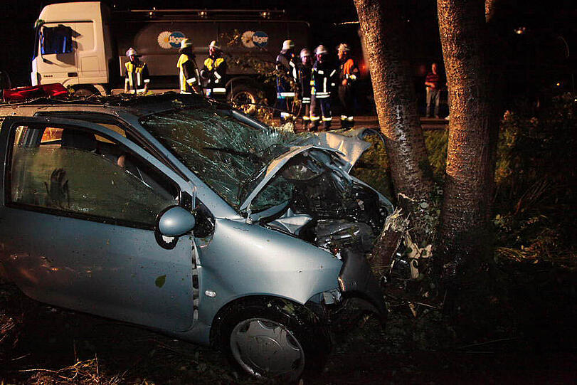 Heftiger Crash im Großhaager Forst: Ein 26-Jähriger kommt von der Fahrbahn ab und prallt gegen einen Baum