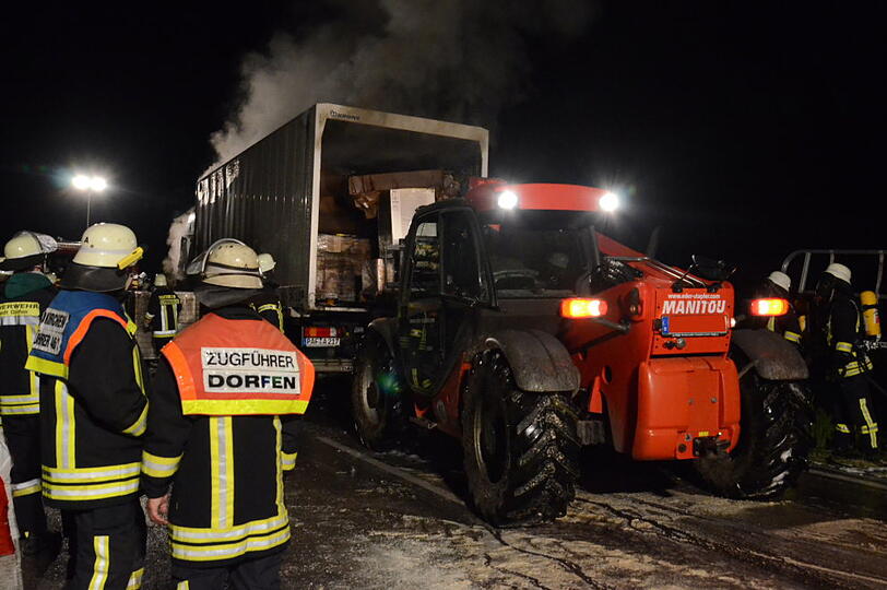 Als die Feuerwehr ankam um den Brand zu löschen, stand das Fahrzeug bereits vollständig in Flammen. Die Bilder von der Löschaktion.