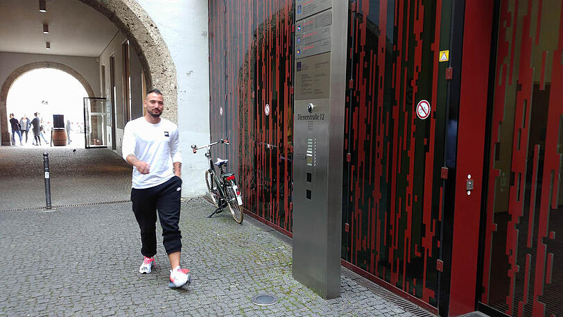 Timo Gebhart am Montagnachmittag vor der Praxis von Dr. Wilhelm Müller-Wohlfahrt in der Altstadt.