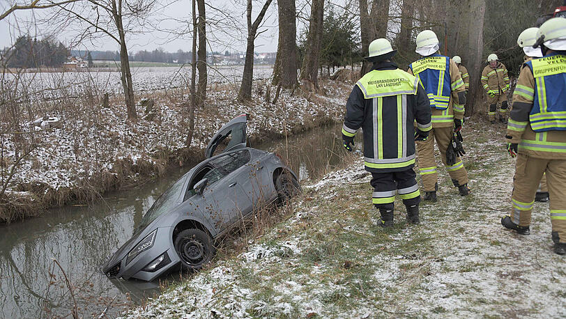 Ein Großaufgebot an Rettungskräften war in Velden im Einsatz, nachdem ein Auto in der Vils gefunden worden war.