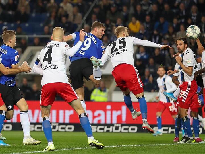 Torjäger Fabian Klos (3.v.l.) köpfte zum 1:1 für Bielefeld gegen den HSV ein.