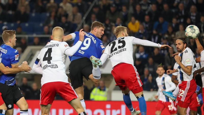 Torjäger Fabian Klos (3.v.l.) köpfte zum 1:1 für Bielefeld gegen den HSV ein. Torjäger Fabian Klos (3.v.l.) köpfte zum 1:1 für Bielefeld gegen den HSV ein.