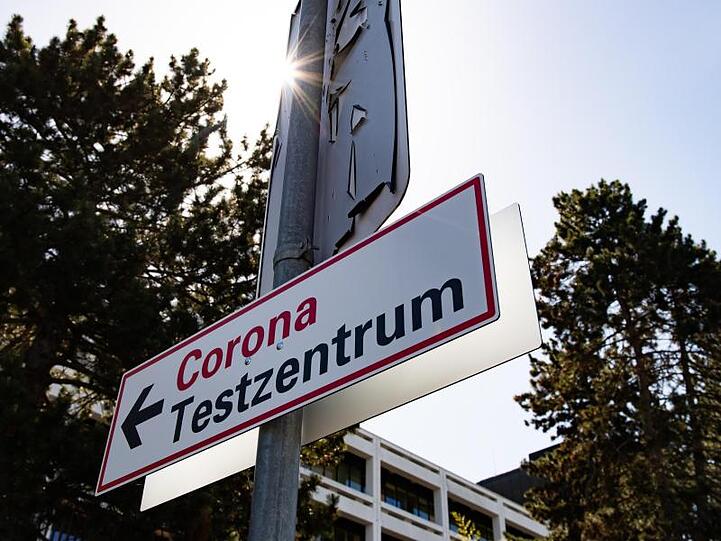 Ein Wegweiser zum Testzentrum an der Universitätsmedizin Göttingen.