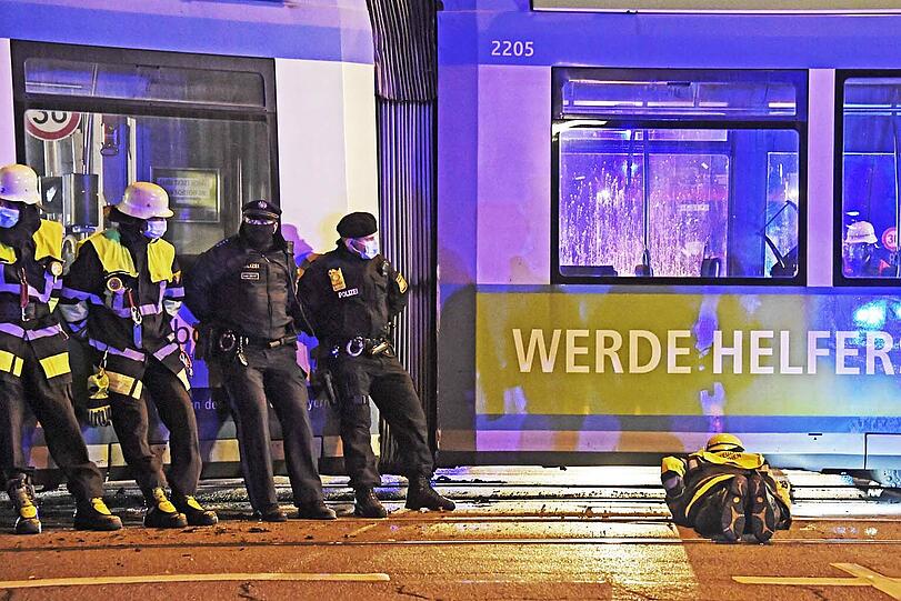 Der heftige Aufprall des in der Grundausstattung ab 150.000 Euro erhältlichen Fahrzeugs warf den Triebwagen aus dem Gleis - die Tram kam erst kurz vor dem Fußweg der Reichenbachbrücke zum Stehen.