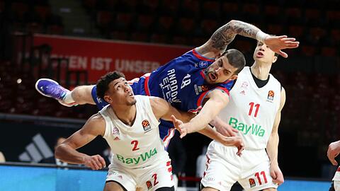 Stoppen die Überflieger aus Istanbul: Bayerns Basketballer um Baldwin (l.), Lucic (r.).