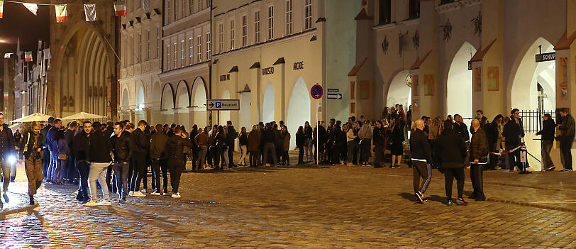 Ab kurz nach 21 Uhr stehen schon die ersten vor dem Beatschuppen in der Altstadt. Geöffnet wurde um 22 Uhr.