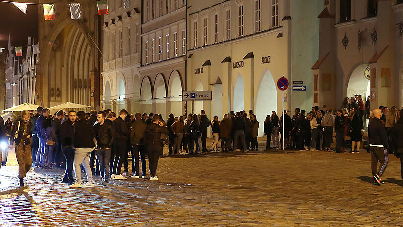 Ab kurz nach 21 Uhr stehen schon die ersten vor dem Beatschuppen in der Altstadt. Geöffnet wurde um 22 Uhr. Ab kurz nach 21 Uhr stehen schon die ersten vor dem Beatschuppen in der Altstadt. Geöffnet wurde um 22 Uhr.