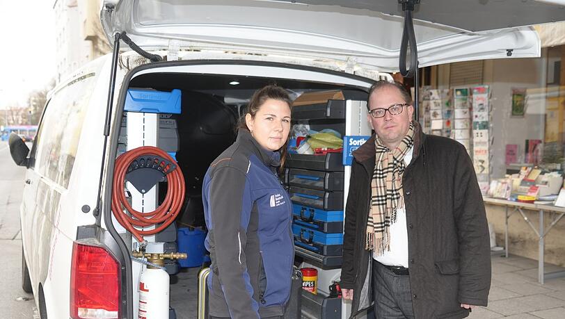 Sophia Fronius demonstriert Manuel Pretzl, wie viel Werkzeug und Material in so einem Handwerker-Bus eigentlich steckt. Sophia Fronius demonstriert Manuel Pretzl, wie viel Werkzeug und Material in so einem Handwerker-Bus eigentlich steckt.