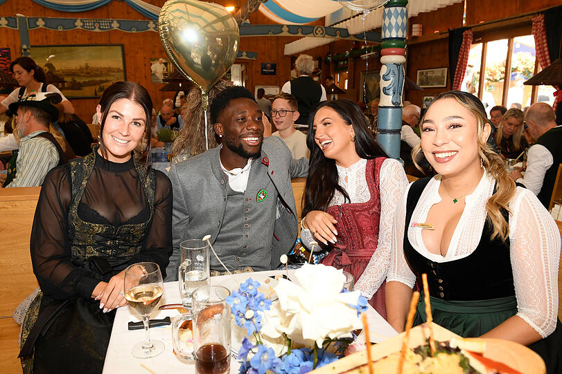Alphonso Davies hatte Spaß mit Partnerin Sheyenne Jen, Lina Kimmich und  Sabrina Duvad (Verlobte von Kingsley Coman)