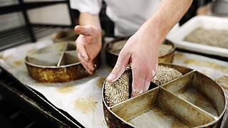 Können Glassplitter enthalten: Bäckerei aus München ruft Produkte zurück