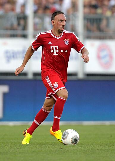 Die neuen Bayern-Trikots kennen wir ja bereits. Trotzdem der Vollständigkeit halber: Ganz klassisch in rot spielen die Bayern daheim. Retro-Feeling versprüht die Kombination aus dickem und dünnem Blockstreifen auf Jersey, Hose und Stutzen.