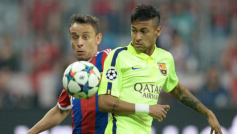 Szene aus dem Champions-League-Halbfinale FC Bayern gegen FC Barcelona: Münchens Rafinha (links) im Duell mit Neymar. Szene aus dem Champions-League-Halbfinale FC Bayern gegen FC Barcelona: Münchens Rafinha (links) im Duell mit Neymar.