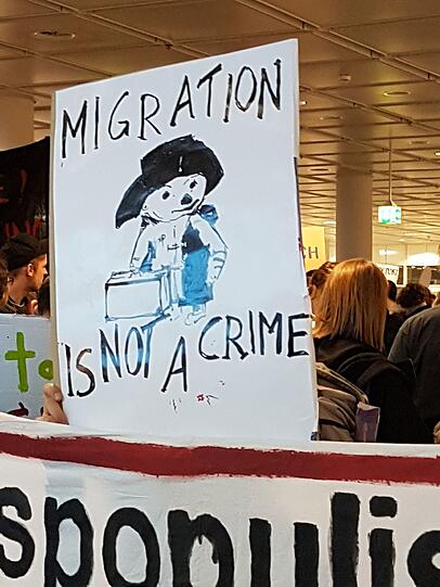 Ca. 250 Menschen demonstrierten gegen die Abschiebungen nach Afghanistan.