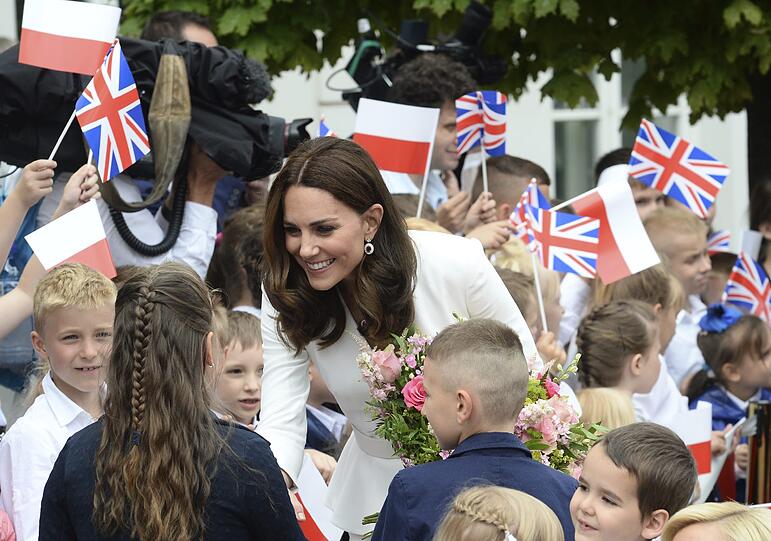 Herzogin Kate trifft am Montag in Warschau auf wartende und jubelnde Kinder.