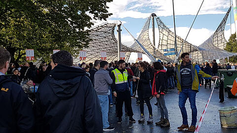 Das Warten auf die alten Herren. Vor Beginn des Konzerts der Rolling Stones in München stehen Fans vor dem Olympiastadion.