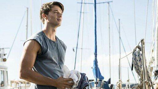 "Ich bin ziemlich aktiv, viel draußen unterwegs, treibe regelmäßig Sport. Bei meinem familiären Hintergrund mit Bodybuilding und den dazugehörigen Ernährungsplänen ist das nicht überraschend", plaudert Patrick Schwarzenegger aus dem Nähkästchen.