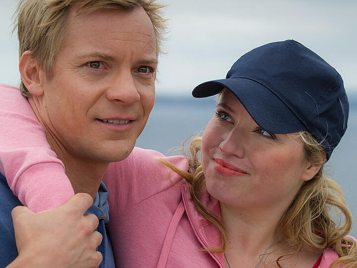 "Rosamunde Pilcher": Betty (Caroline Maria Frier) ist hin und weg von Johnny (Christoph von Friedl)
