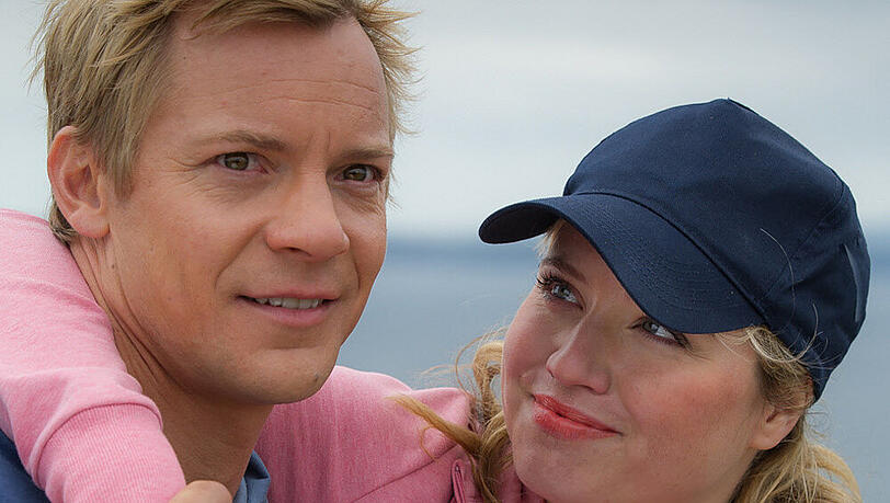"Rosamunde Pilcher": Betty (Caroline Maria Frier) ist hin und weg von Johnny (Christoph von Friedl) "Rosamunde Pilcher": Betty (Caroline Maria Frier) ist hin und weg von Johnny (Christoph von Friedl)