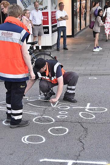 Schrecklicher Unfall: Eine 82-Jährige wird mitsamt ihrem elektrischen Rollstuhl unter einem Transporter eingeklemmt.