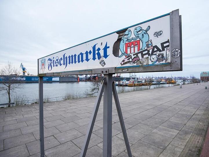 Sonntagmorgen an der Elbe - und der Fischmarkt menschenleer. Seit März hat die Hamburger Institution geschlossen.