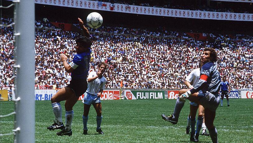 Der Moment, der Diego Maradona endgültig zur Legende machte: Die "Hand Gottes" im WM-Viertelfinale 1986 gegen England. Der Moment, der Diego Maradona endgültig zur Legende machte: Die "Hand Gottes" im WM-Viertelfinale 1986 gegen England.