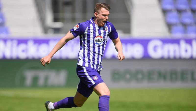 Steve Breitkreuz spielt den Ball.