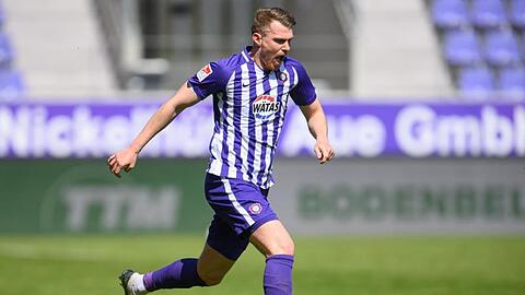 Steve Breitkreuz spielt den Ball.