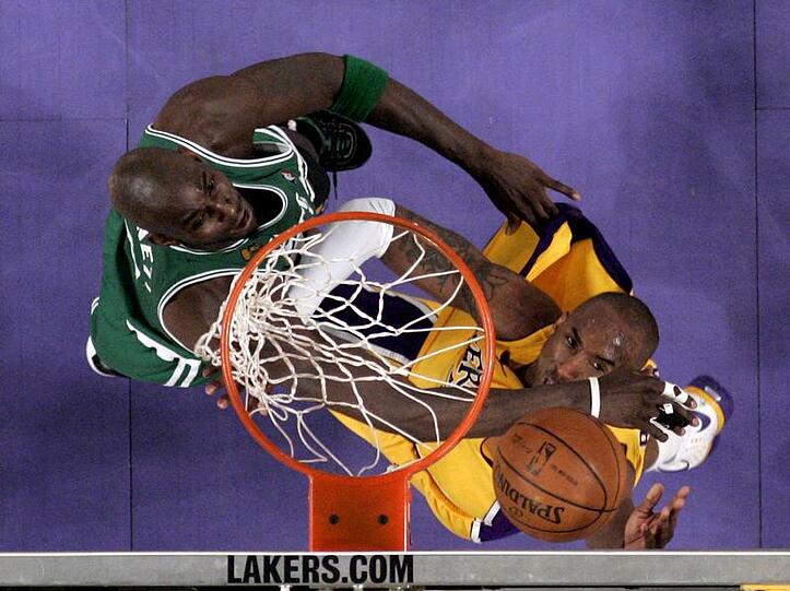 Kobe Bryant von den Los Angeles Lakers (r) im Duell mit Bostons Kevin Garnett.