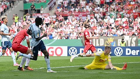 Bakery Jatta (3.v.l) brachte den HSV beim Sieg in Essen in Führung.